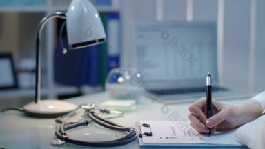 医生手写作医疗测试结果医疗笔记健康护理行业